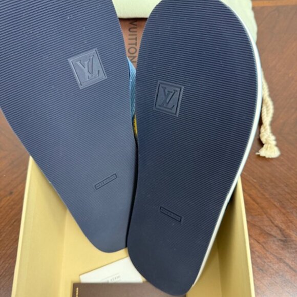LOUIS-VUITTON-BAHIA-THONG-RUBBER-MONOGRAM-FLIP-FLOP - Picture 2 of 4
